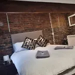 Central, Cute Appt, The Cupboard קרליסל